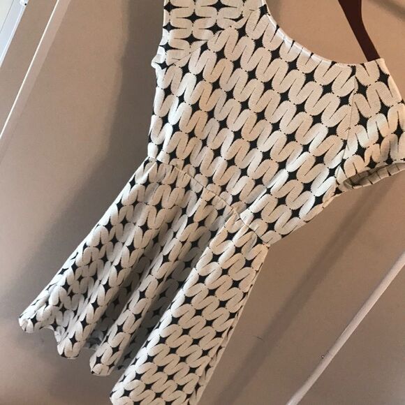 Renee C Geometric Print Skater Dress - Size Medium - Picture 5 of 7